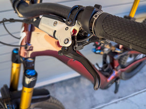 DEMO LEVO SW CARBON G4 REDPRL/BLK/METWHTSIL S4